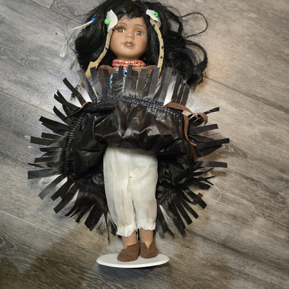 Native American-Inspired Doll with Black Hair‎ - Picture 7 of 16